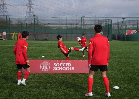 U15国少选拔队英伦三周:曼联青训课+4场梯队对抗 备战欧足联发展杯 U15国少选拔队英伦三周:曼联青训课+4场梯队对抗 备战欧足联发展杯