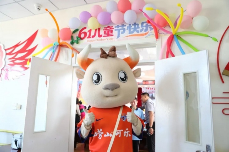 海牛俱乐部六一公益：犇犇送礼品，长期帮扶困境儿童