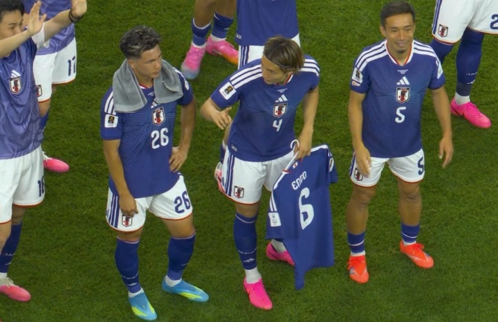 老队长缺席未影响 日本谢场高举远藤航球衣